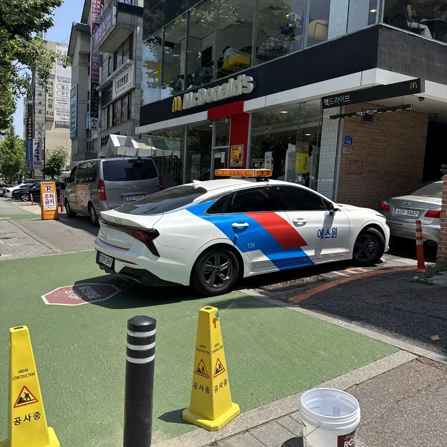 주차구역 안전표지판과 주차볼라드