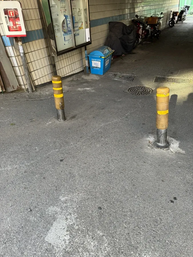 강남 지하주차장 입구 주차볼라드